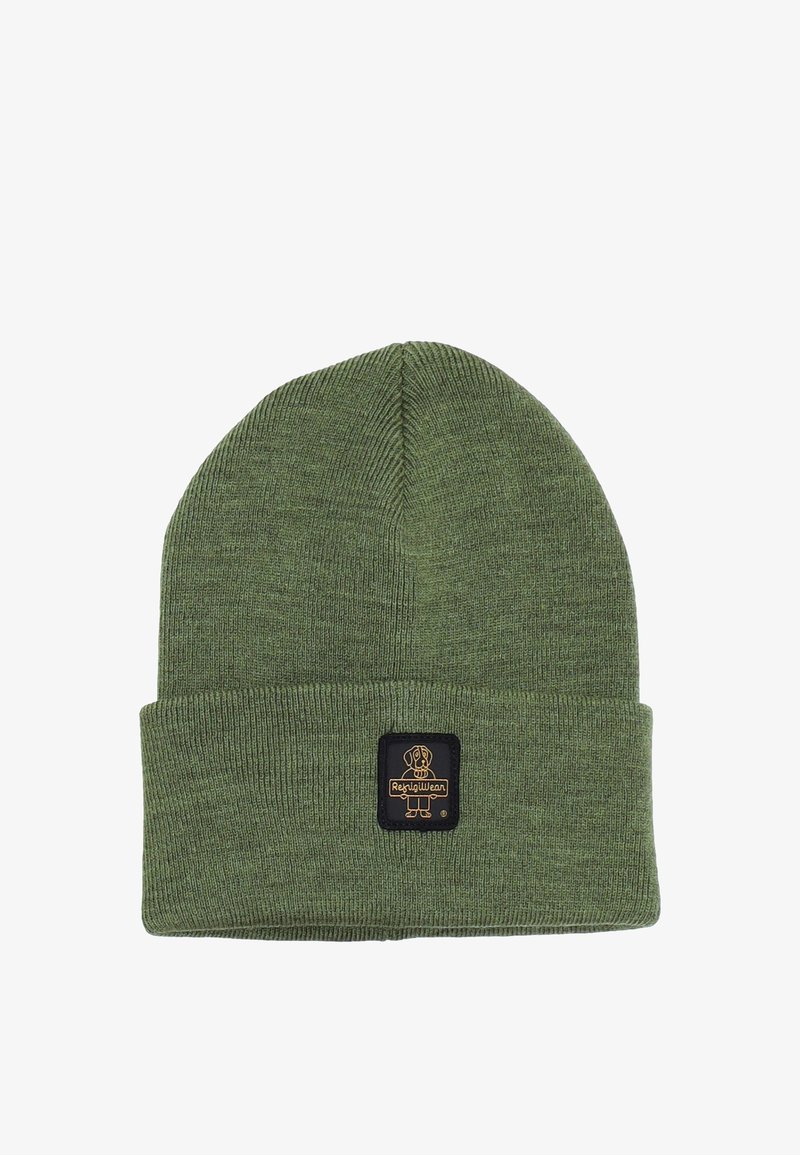 Berretto lavorato a maglia verde con risvolto, caratterizzato da una toppa rettangolare nera con marchio in oro. Texture morbida e finitura liscia.