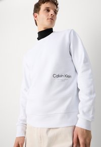 Calvin Klein OFF PLACEMENT LOGO  - Sweatshirt - bright white