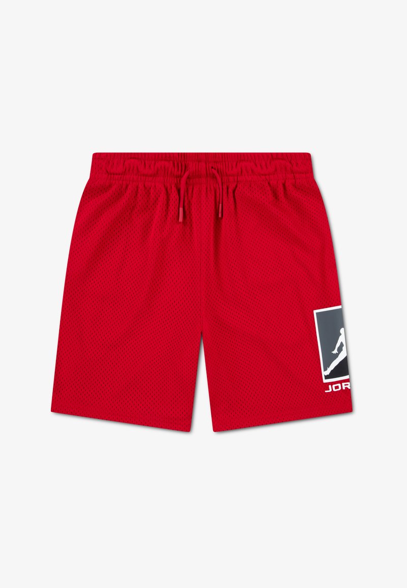 Κόκκινα μπερζέρια μπάσκετ από δίχτυ με ελαστική μέση και ρυθμιζόμενο κορδόνι. Διαθέτουν λευκή πινακίδα λογότυπου στο αριστερό πόδι.