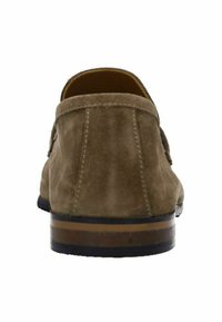 Bruine suède instappers met een ronde neus, zichtbare stiksels en een contrasterende zwarte en bruine gestreepte zool. De achterkant toont het moccasinontwerp.