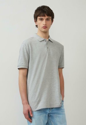 Graues Poloshirt mit Kragen, kurzen Ärmeln und drei Knöpfen an der Vorderseite. Hergestellt aus einem weichen Stoff mit dezentem Muster.