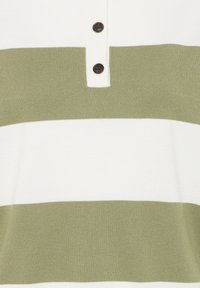 Rövid ujjú galléros póló váltakozó olívazöld és fehér vízszintes csíkokkal, háromgombos gombsorral és bordázott textúrával.