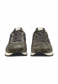 Zapatillas de ante gris con paneles laterales de malla, puntera redonda, suela negra contrastante, acentos beige y cordones planos. Vista frontal.