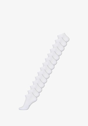 Hvide ankelstrømper arrangeret i en diagonal række, med en glat tekstur og et elastisk bånd ved åbningen for en sikker pasform.