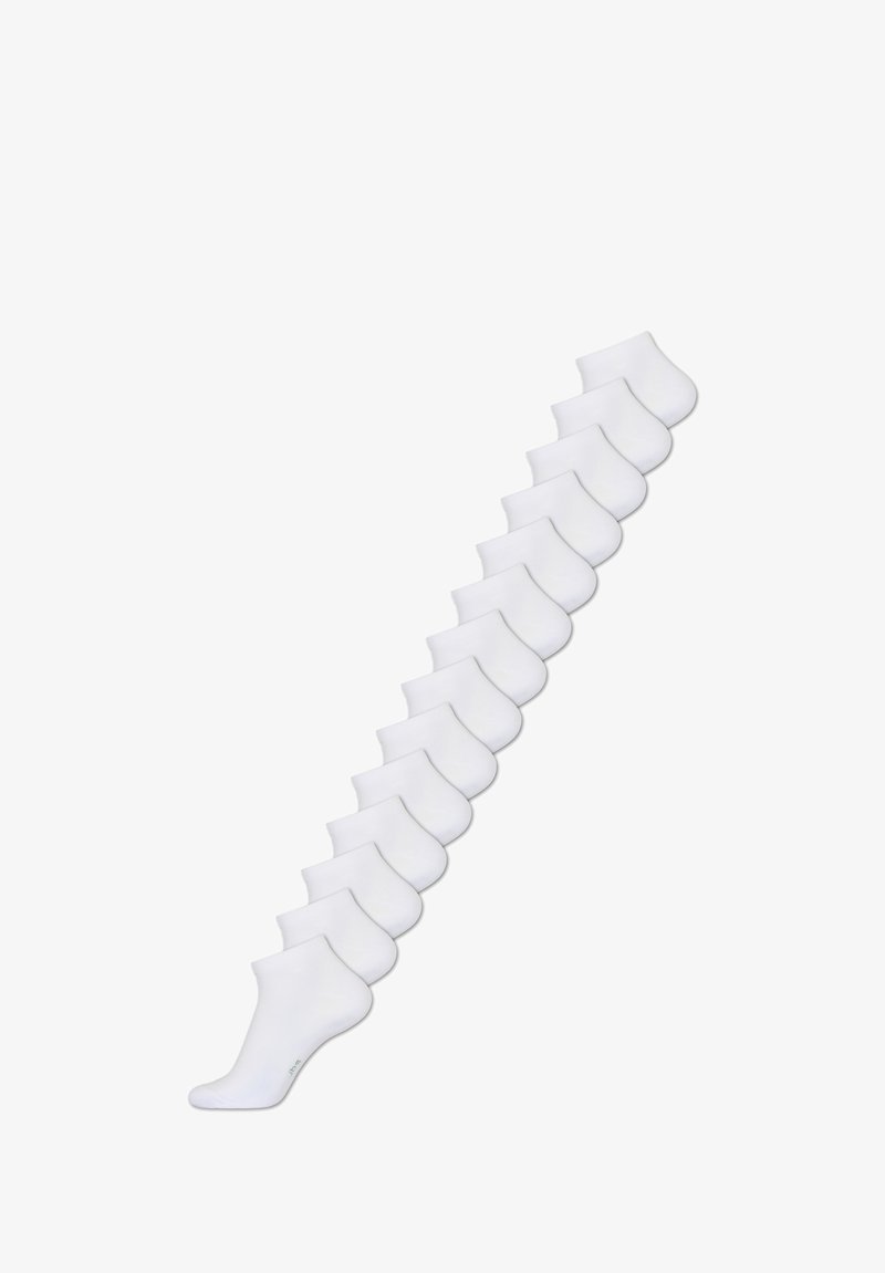 Weiße Knöchelsocken, die in einer diagonalen Reihe angeordnet sind, mit einer glatten Textur und einem elastischen Bund am Öffnung für einen sicheren Sitz.