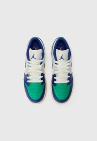 Sneakers con una toma bianca, pannelli in pelle verde e blu, perforazioni per la ventilazione e una suola in gomma. Presenta un logo sulla linguetta.