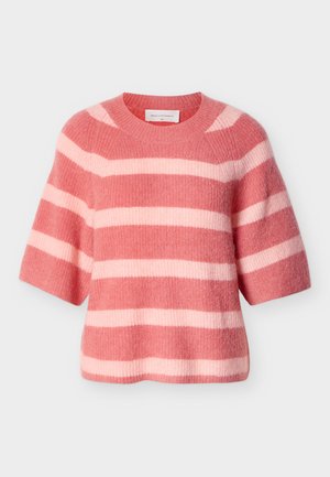 Pruhovaný ružovo-krémový úpletový sveter s okrúhlym výstrihom a krátkymi rukávmi, s jemnou textúrou a voľným strihom.