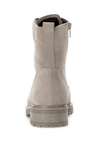 Stivale alla caviglia in suede grigio, con punta arrotondata, zip laterale e suola in gomma testurizzata con scanalature orizzontali. Finitura liscia e design minimalista.