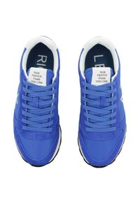Le sneaker sportive blu presentano una tomaia testurizzata, lacci piatti e una soletta bianca con il testo "CORRI PIÙ VELOCE DI QUANTO PUOI." Suola nera.