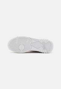 Hvid gummisål til sneakers med et zigzag mønster, cirkulært drejepunkt og præget logo-detajle i den midterste sektion.