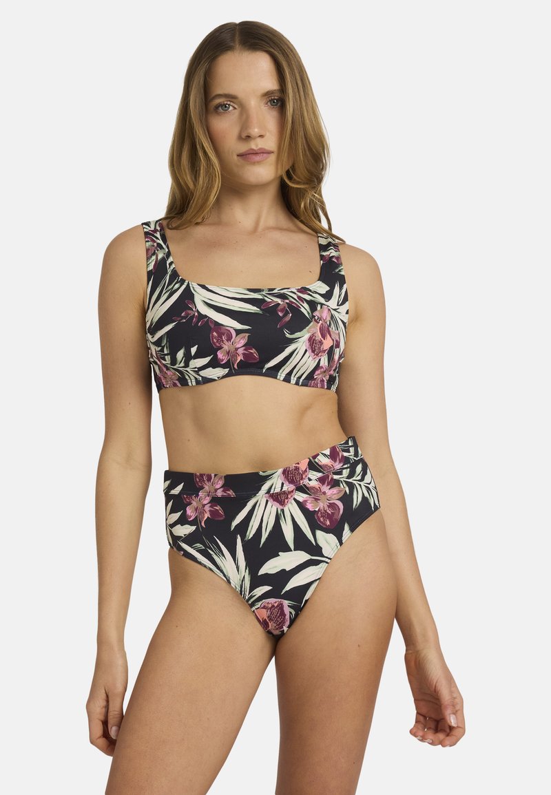 Bikini-set met bloemenpatroon, bestaande uit een top met vierkante halslijn en een high-waisted onderkant, in donker stof met roze en groene bladvormen.