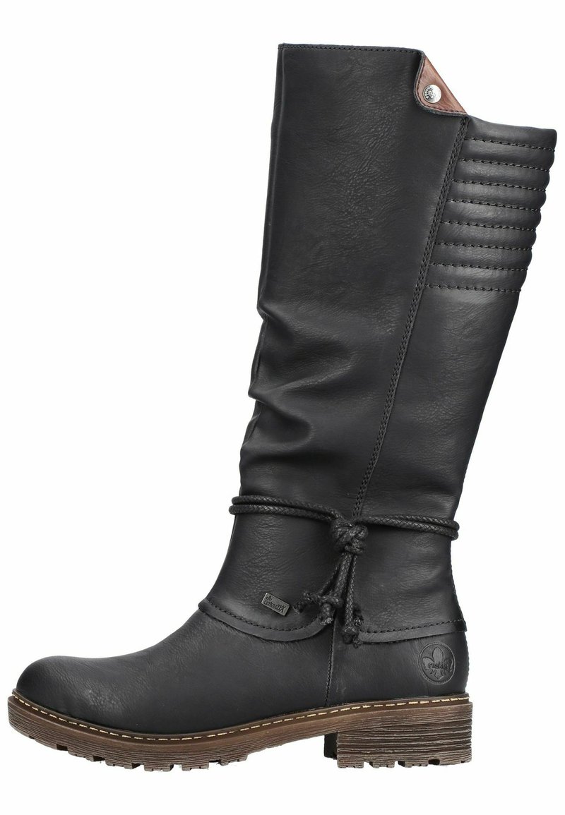 Botte noire en cuir, montant jusqu'au genou, avec un bout arrondi, une tige texturée, des coutures décoratives et un accent marron près du haut. Elle dispose d'une semelle en caoutchouc.