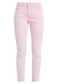 Jeans ajustados de color rosa claro, hechos de denimm con una textura suave, que cuentan con cinco bolsillos, un cierre de botón en la parte frontal y lazos para cinturón.