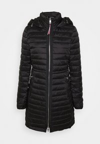 Manteau en duvet noir avec un design matelassé, capuche et fermeture éclair. Comprend des poches latérales et une légère brillance sur le tissu.