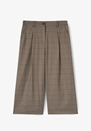 Brązowo-beżowe spodnie w szerokie kratę o szerokich nogawkach, z plisowanym przodem, zapinane na guziki, z dwoma bocznymi kieszeniami. Wykonane z lekkiego materiału.