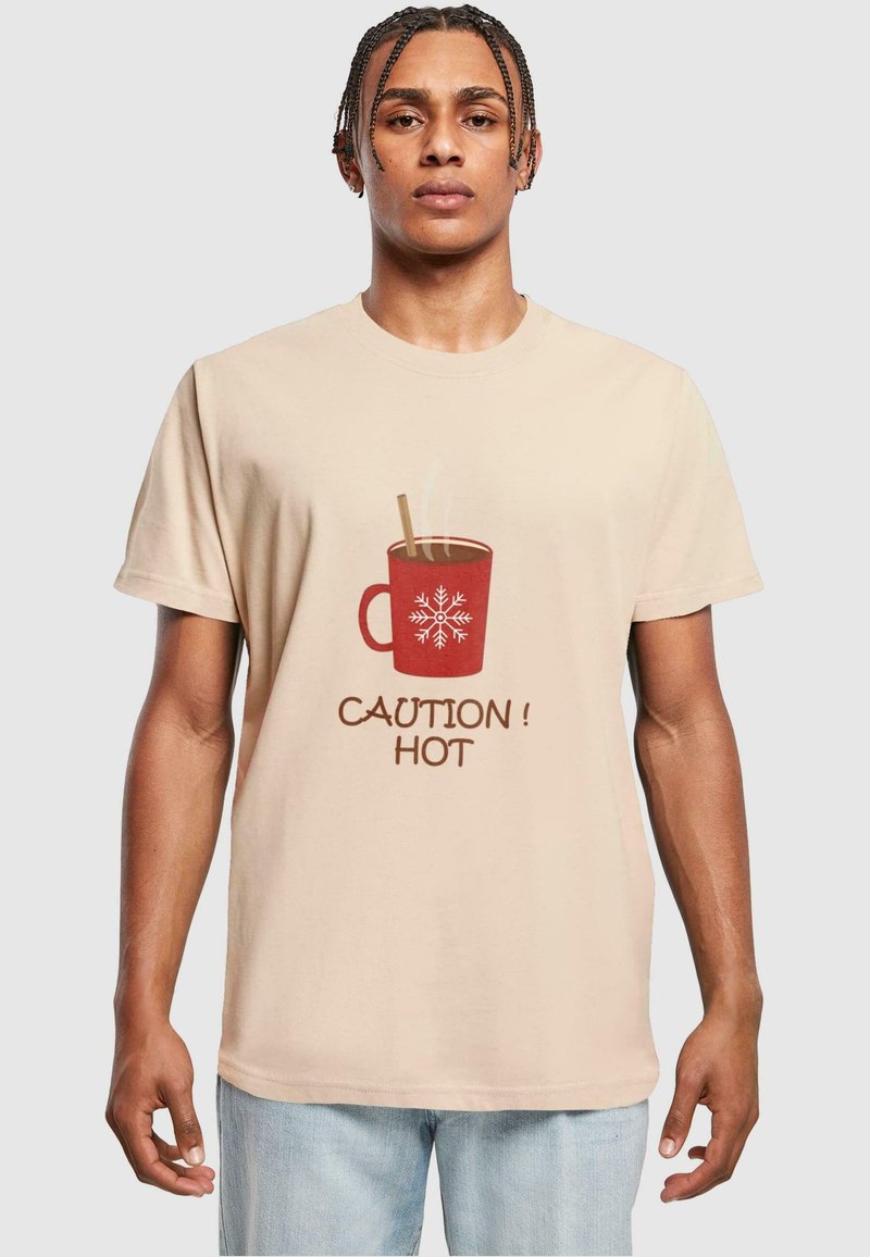 Merchcode CAUTION HOT ROUND NECK - T-shirts med print - sand