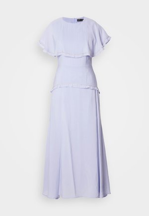 Maxi dress viola chiaro con maniche a farfalla corte, dettagli arricciati in vita e un fondo morbido e fluente. Chiusura con zip sul retro.