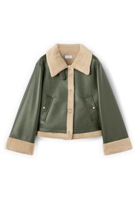 Zielona oliwkowa kurtka z imitacji skóry z beżowym kołnierzem z owczej wełny, mankietami, wykończeniem z przodu oraz złotymi zatrzaskami, posiadająca dwie boczne kieszenie.
