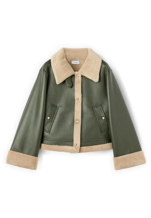 Zielona oliwkowa kurtka z imitacji skóry z beżowym kołnierzem z owczej wełny, mankietami, wykończeniem z przodu oraz złotymi zatrzaskami, posiadająca dwie boczne kieszenie.