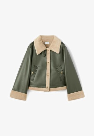 Zielona oliwkowa kurtka z imitacji skóry z beżowym kołnierzem z owczej wełny, mankietami, wykończeniem z przodu oraz złotymi zatrzaskami, posiadająca dwie boczne kieszenie.