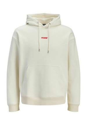 Cremefarbener Hoodie mit Kängurutasche vorne, Kordelzügen und kleinem rotem Logo mittig auf der Brust.