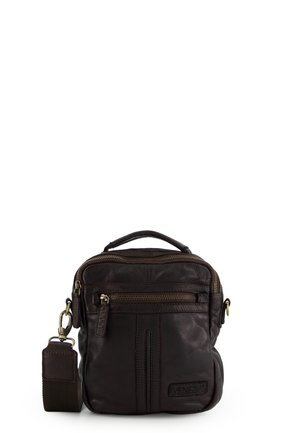 Mała ciemnobrązowa skórzana torba na ramię z przednią kieszenią na suwak, górnym uchwytem, regulowanym paskiem oraz nadrukiem "Venezia" wytłoczonym na przednim dolnym rogu.