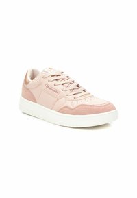 Zapatillas rosa claro con un acabado de cuero y ante suave, que cuentan con una suela de goma blanca y una puntera perforada para mayor transpirabilidad.