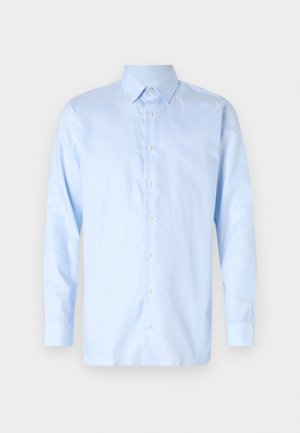 Jasnoniebieska koszula z długim rękawem, wykonana z gładkiego materiału. Posiada wszyty kołnierzyk, zapięcie na guziki z przodu oraz mankiety na guziki.