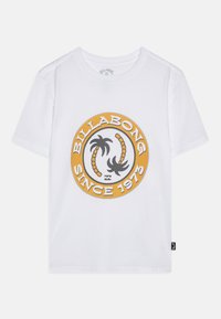 T-shirt bianco in cotone con una grafica circolare nera e arancione che presenta palme e il testo "BILLABONG SINCE 1973." Maniche corte.