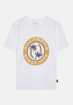 T-shirt en coton blanc avec un graphique circulaire noir et orange représentant des palmiers et le texte « BILLABONG SINCE 1973 ». Manches courtes.