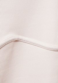 Hellrosa geripptes Gewebe mit glatter Textur und dezenten horizontalen Streifen. Enthält entlang der Ränder eine geschwungene Nählinie.