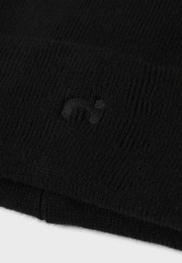 Berretto a maglia nera con superficie testurizzata e un sottile logo ricamato nello stesso colore. Il tessuto sembra morbido ed elastico.