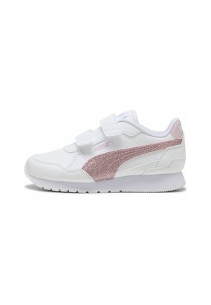 Baskets blanches pour enfants avec deux bandes Velcro et une rayure en métal rose avec le logo Puma sur le côté.