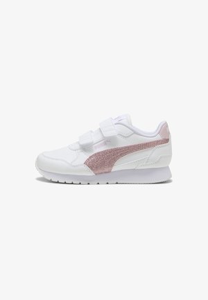 Weißer Kindersneaker mit zwei Klettverschlüssen und einem metallic-pinken Puma-Logostreifen an der Seite.