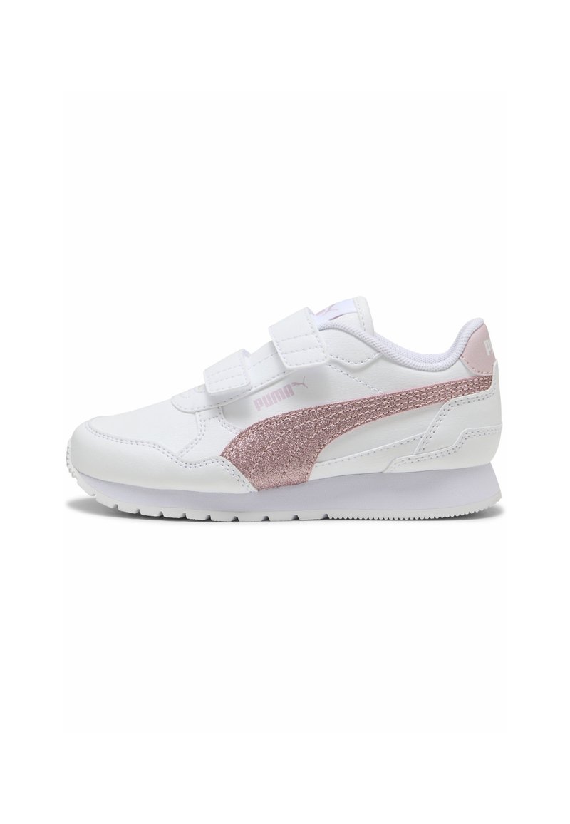 Zapatillas blancas para niños con dos correas de Velcro y una franja metálica rosa de Puma en el costado.