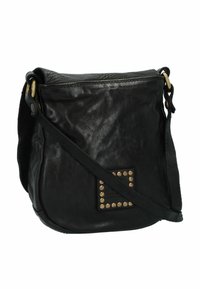Borsa a tracolla nera in pelle con finitura testurizzata, caratterizzata da una toppa con borchie e dettagli in ottone. Include una tracolla regolabile.