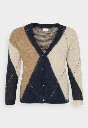 Strikket cardigan med v-hals, knapper og et geometrisk mønster i beige, marineblå og brune nuancer med en blød, tekstureret overflade.