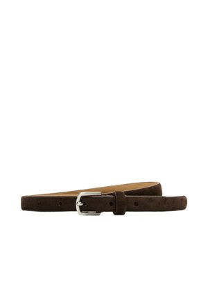 Ceinture fine en daim brun foncé avec une boucle rectangulaire argentée et plusieurs trous de réglage, posée à plat sur un fond blanc.