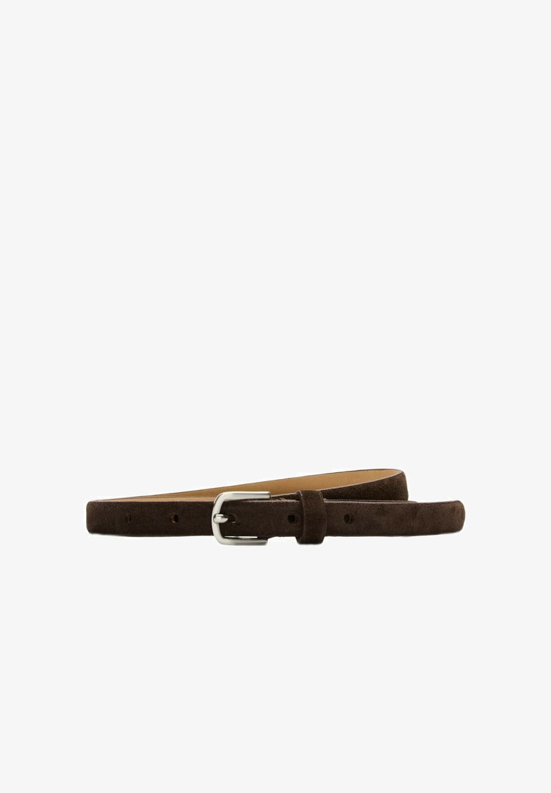 Ceinture fine en daim brun foncé avec une boucle rectangulaire argentée et plusieurs trous de réglage, posée à plat sur un fond blanc.