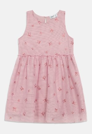 Bezramínkové růžové šaty pro batolata s nařaseným pasem a rozptýlenými malými vyšívanými červenými mašličkami na jemné překryvné látce.