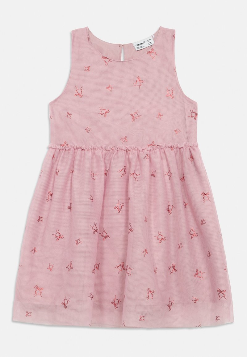 Roza otroška obleka brez rokavov z nabrano pasom in razpršenimi majhnimi rdečimi vezenimi pentljami na prosojni prevleki.