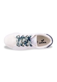 Baskets blanches avec un capuchon avant texturé, des lacets bleu-vert à motifs et un accent marine au niveau du talon. Présente un logo Kaporal à l'intérieur.