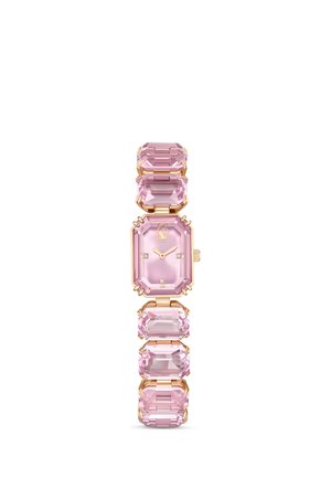 Orologio da polso color oro con quadrante rettangolare rosa e maglie del bracciale con pietre preziose rosa abbinate, che mostrano lancette delle ore e dei minuti.