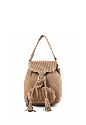 Hellbrauner Wildleder-Rucksack mit vorderer Reißverschlusstasche, Klappe mit Schnalle, Quasten-Details und einem einzelnen oberen Tragegriff.