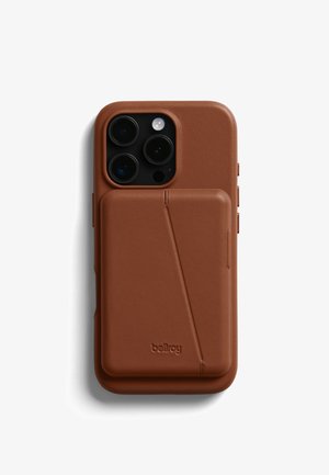Étui pour smartphone en cuir marron avec un porte-cartes, une surface texturée, des découpes précises pour l'appareil photo et un logo embossé à l'arrière.