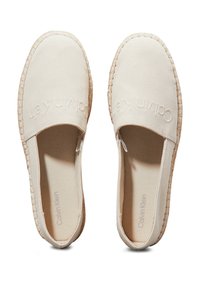 Espadrillas in tela beige con suole in juta intrecciata, dotate di un marchio "Calvin Klein" impresso sulla parte superiore e un design slip-on.