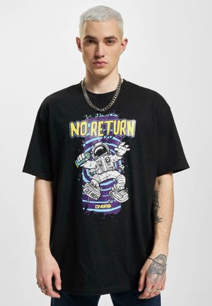 Zwart katoenen t-shirt met een astronaut graphic en de tekst "NO RETURN" in het geel, omringd door paarse en blauwe spiraalpatronen.