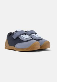 Scarpe in tessuto grigio con accenti in suede grigio chiaro e colletto imbottito blu scuro. Cinturino in velcro e lacci azzurri. Suola in gomma.