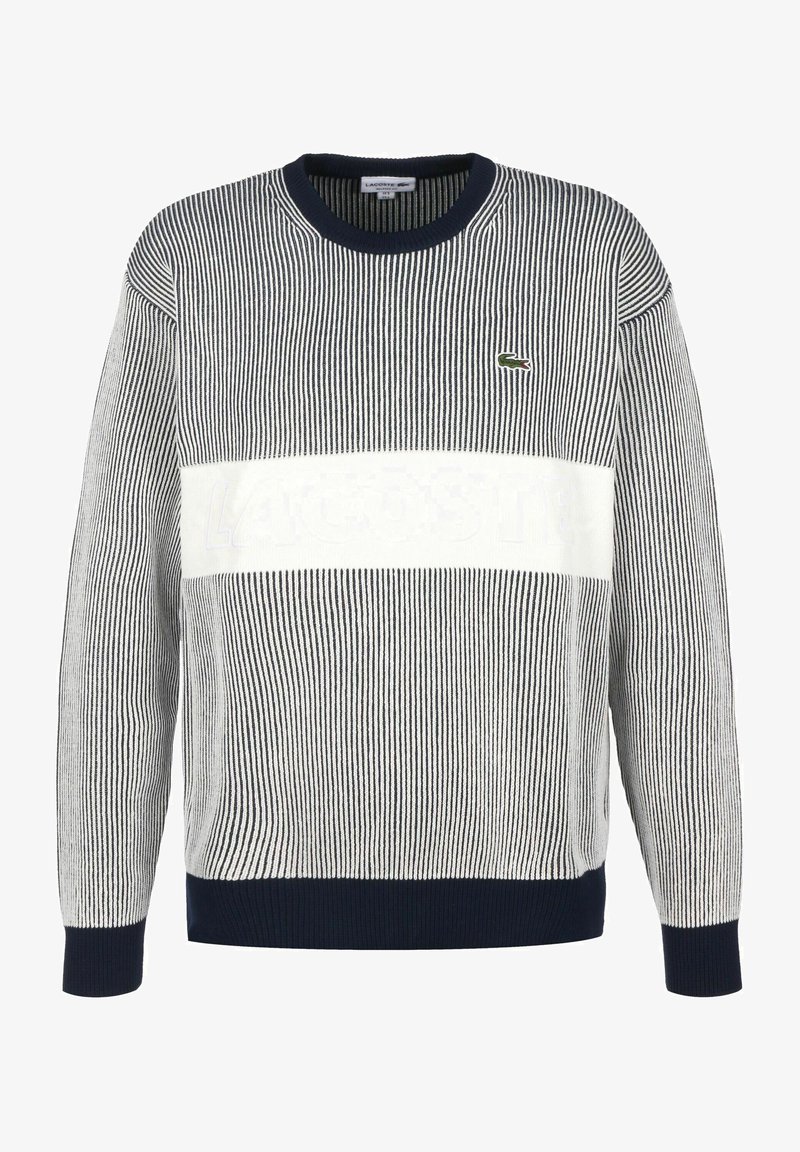 Gestreifter Strickpullover in Marineblau und Weiß, mit einem auffälligen weißen horizontalen Band, auf dem der eingeprägte Text "LACOSTE" und ein kleines Logo zu sehen sind.