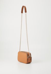 Beige rechteckige Umhängetasche aus strukturiertem Material, mit einem goldenen Kettenriemen und einem Reißverschluss. Das Design ist minimalistisch.